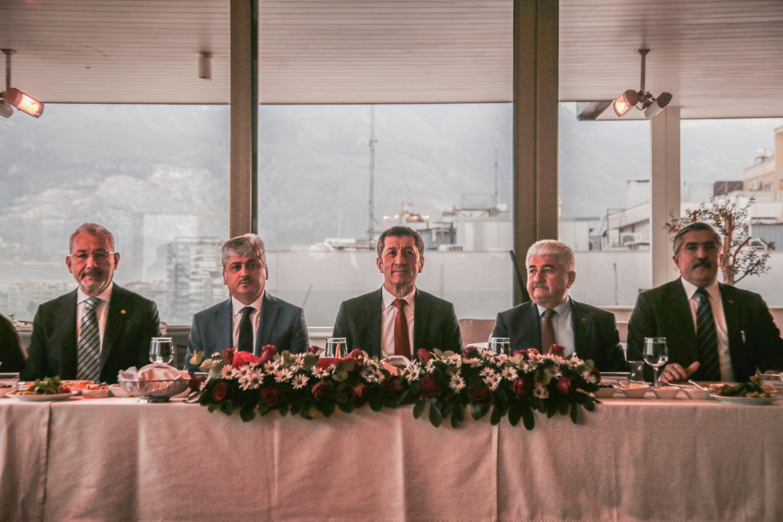 Bakan Selçuk Hayırseverlerle Kahvaltıda Buluştu