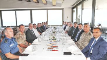 Vali Doğan’dan  İl Emniyet Müdürü Karabörk’e  Veda Yemeği