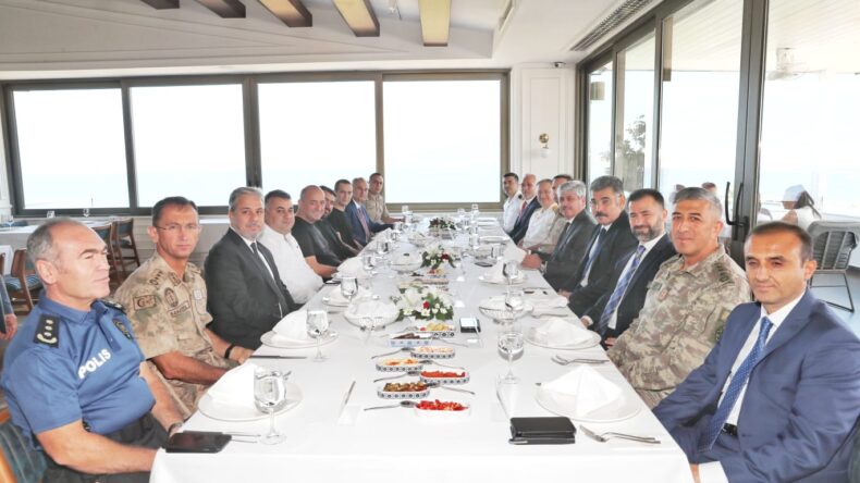 Vali Doğan’dan İl Emniyet Müdürü Karabörk’e Veda Yemeği
