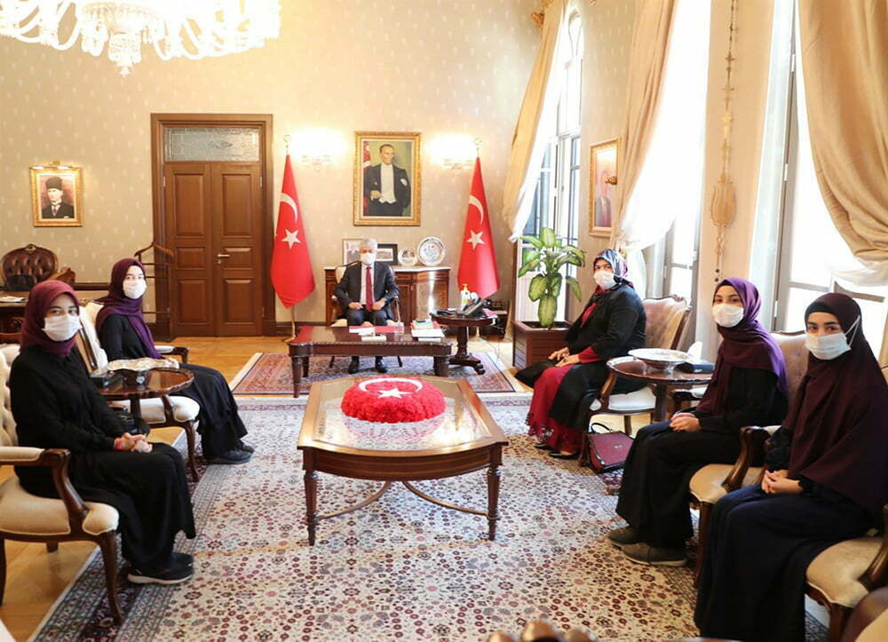 Vali Doğan’a Yarışma Birincisi Olan Öğrencilerden Ziyaret