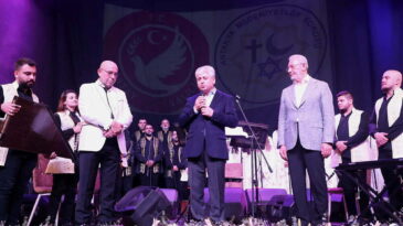 Vali Doğan, Medeniyetler Korosunun Konserine Katıldı