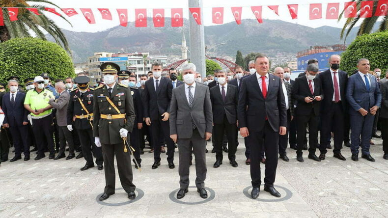 29 Ekim Cumhuriyet Bayramı Kutlamaları Programı Kapsamında Atatürk Anıtına Çelenk Sunuldu
