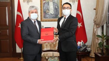 Vali Doğan’a, Hatay Devleti Resmi Gazetesi kitabı  takdim edildi