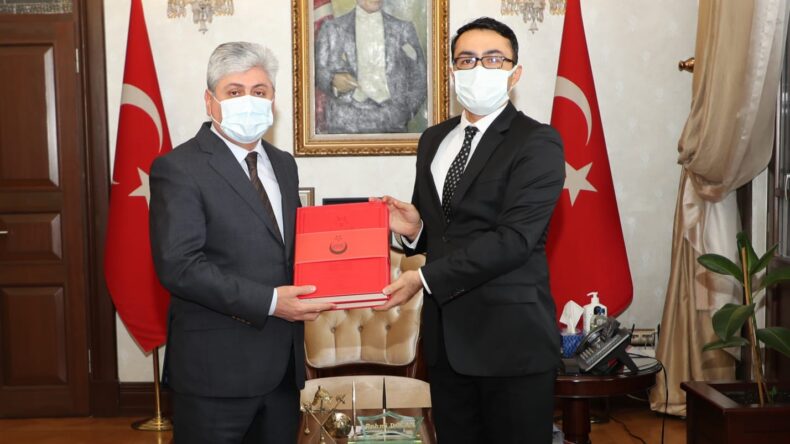 Vali Doğan’a, Hatay Devleti Resmi Gazetesi kitabı  takdim edildi
