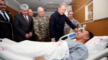 Bakan Akar, Yaralı Askerleri Hastanede Ziyaret  Etti