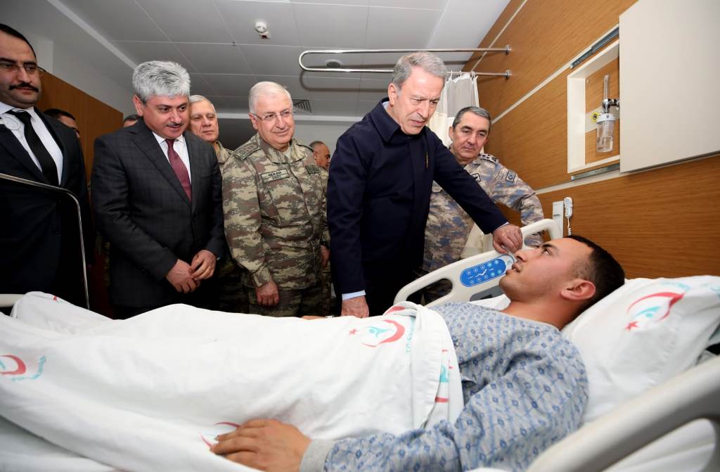 Bakan Akar, Yaralı Askerleri Hastanede Ziyaret Etti