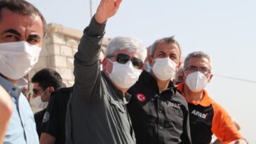 Vali Doğan, AFAD Başkanı Sezer İle Birlikte Briket Evleri İnceledi