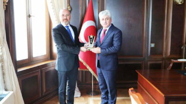 Vali Doğan’a “Yılın En Başarılı  Hizmet Adamı” Ödülü