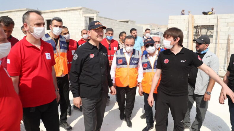İÇİŞLERİ BAKANI SOYLU İDLİB’DEKİ BRİKET EVLERİ İNCELEDİ