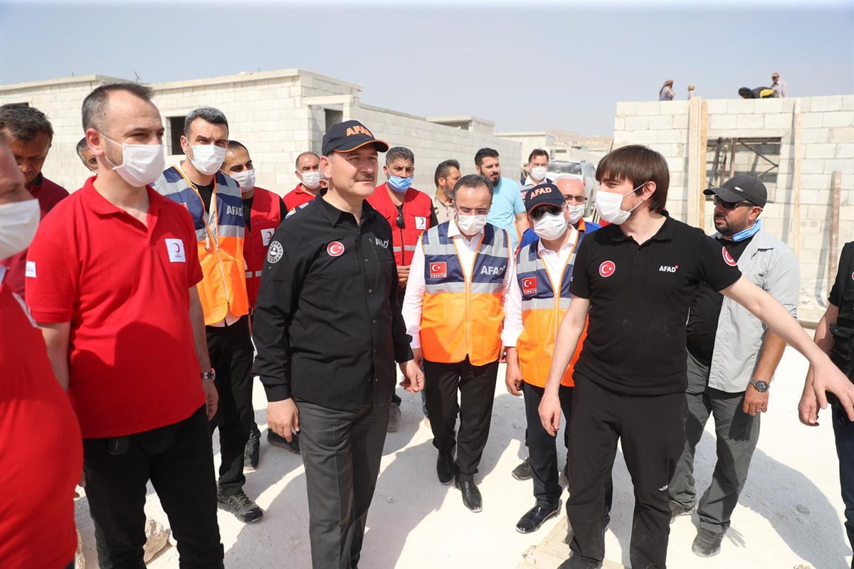 İÇİŞLERİ BAKANI SOYLU İDLİB’DEKİ BRİKET EVLERİ İNCELEDİ