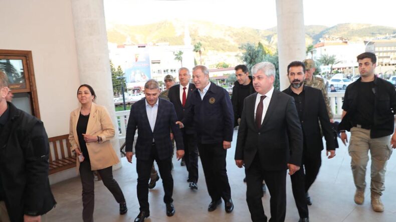 Bakan Akar Hatay Meclis Kültür Merkezi’ni inceledi