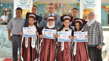 Suriyeli öğrencilerin karne heyecanı