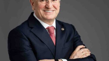 LÜTFÜ SAVAŞ: ÜLKEMİN VE ŞEHRİMİN İDEALLERİ<br>BENİM İÇİN HER ŞEYİN ÜSTÜNDEDİR