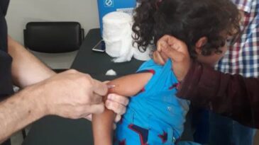 Bayram dönüşü Suriyeli çocuklar aşılanıyor