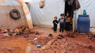 Suriye’deki kamplar çamur içinde