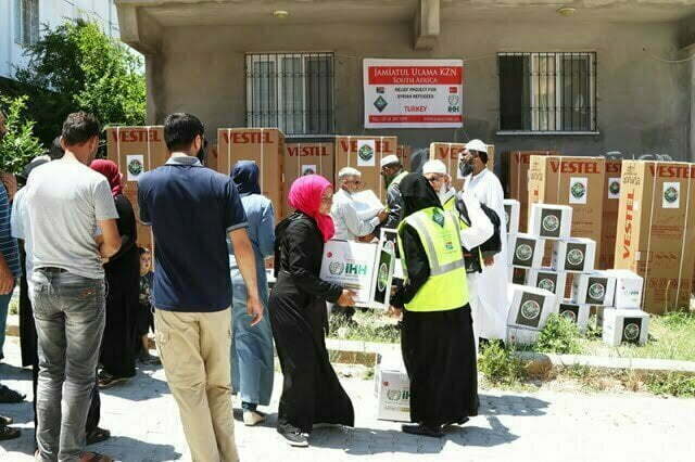 Suriyeli yetim çocuklara kıyafet yardımı