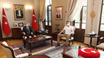 Eski Bakan motorla Hatay’a geldi