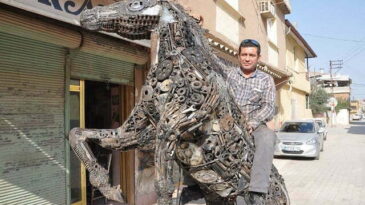 Hurda ile  At Heykeli Yapıyor