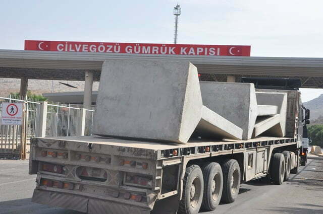 İdlib’e Beton Blok Sevkiyatı Devam Ediyor