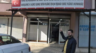 Astığı tabelayla Türkiye’ye teşekkür etti