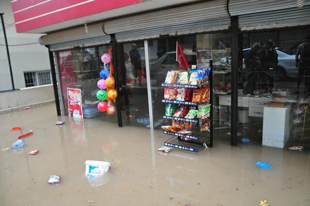 Reyhanlı’da Şiddetli Yağış Ev ve İş Yerlerini Sular Altında Bıraktı