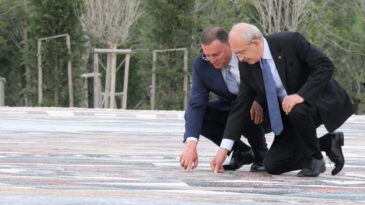 EXPO 2021 HATAY’IN SİMGELERİNDEN ORTAK VAROLUŞ MOZAİĞİ’NİN SON PARÇASINI CHP LİDERİ KILIÇDAROĞLU VE HBB BAŞKANI SAVAŞ YERLEŞTİRDİ