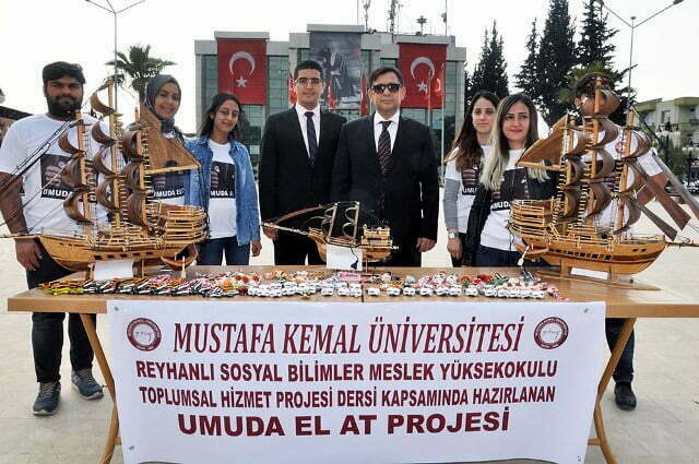 Reyhanlı MYO öğrencileri tutuklu ve hükümlülerin yaptığı el işlerini satışa sundu