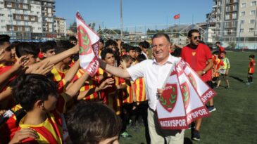 BAŞKAN SAVAŞ GELECEĞİN FUTBOLCULARIYLA BİR ARADA