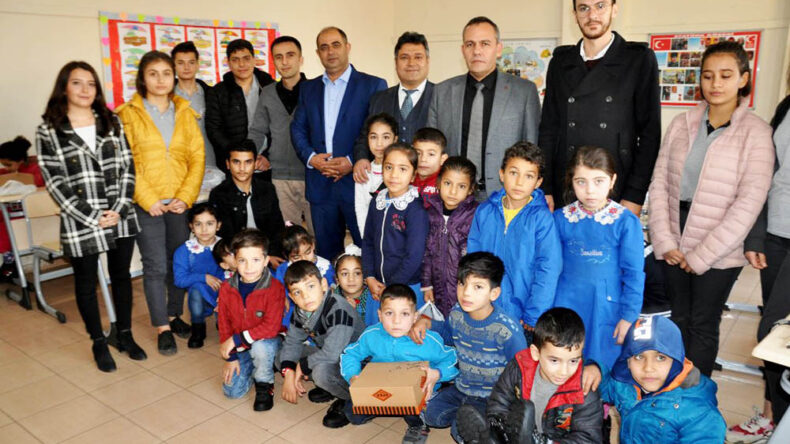 Kardeş okuldan ilkokul öğrencilerine ayakkabı ve çorap yardımı