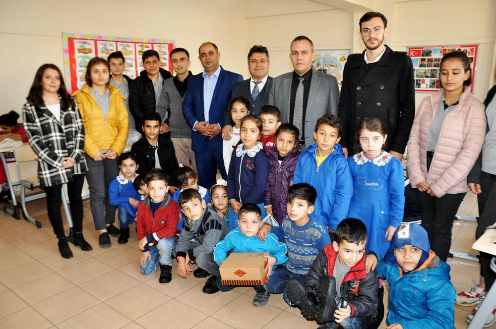Kardeş okuldan ilkokul öğrencilerine ayakkabı ve çorap yardımı