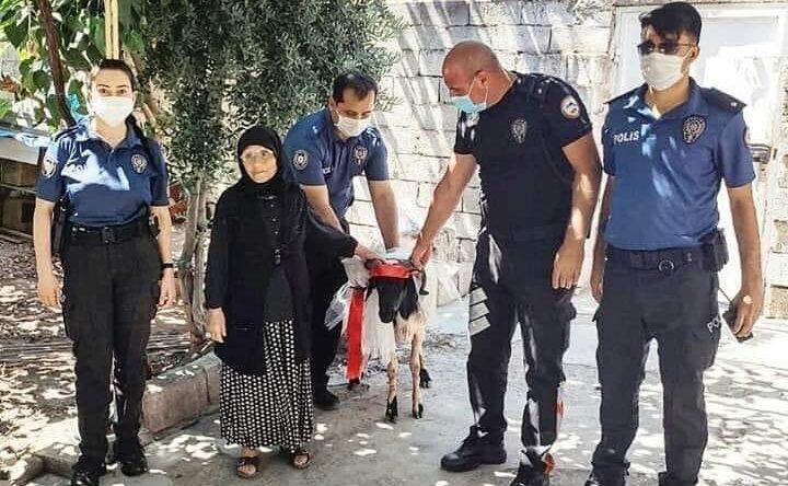 Reyhanlı polisi, Rahme Teyze’yi sevindirdi