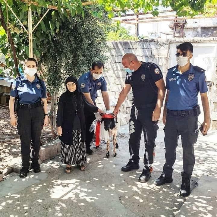 Reyhanlı polisi, Rahme Teyze’yi sevindirdi