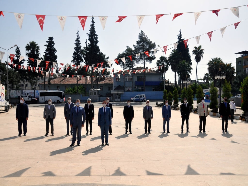 REYHANLI’DA 23 NİSAN ÇELENK SUNMA TÖRENİ