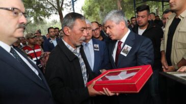 11 Mayıs Şehitler Anıtına Türk bayrağı asıldı