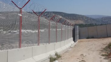 Türkiye-Suriye sınırına yüksek güvenlikli panel çit ve jiletli tel örülüyor