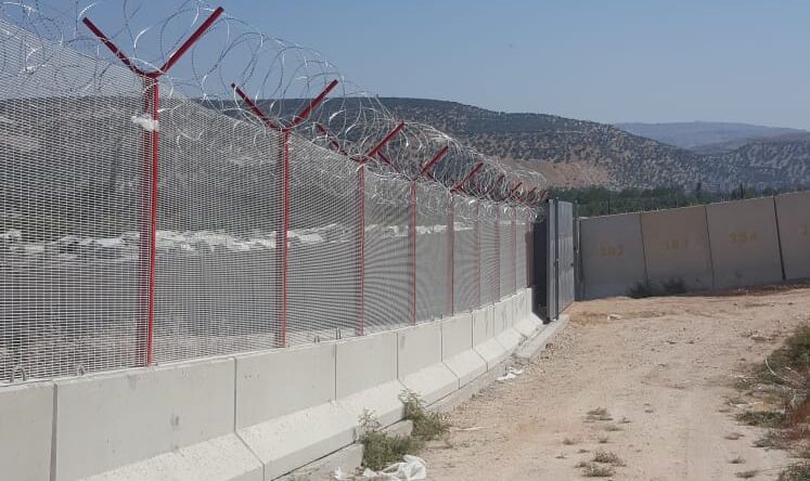 Türkiye-Suriye sınırına yüksek güvenlikli panel çit ve jiletli tel örülüyor