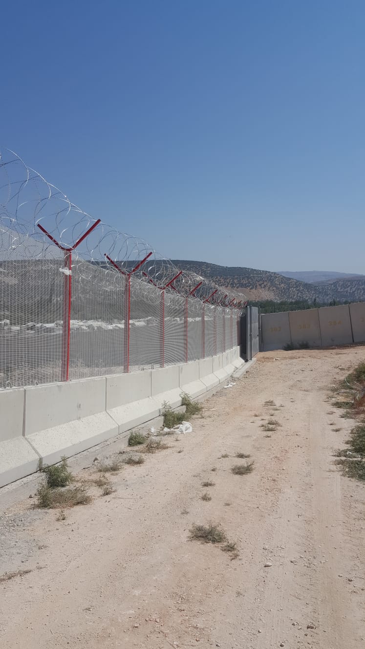 Türkiye-Suriye sınırına yüksek güvenlikli panel çit ve jiletli tel örülüyor