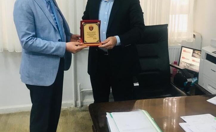 OKUL MÜDÜRÜNDEN ÖMER FARUK TEMEL’ E PLAKET