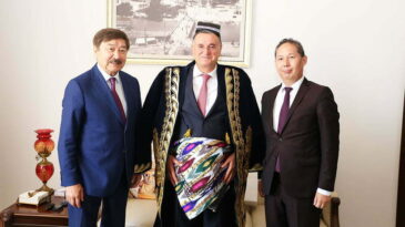 BAŞKAN SAVAŞ BÜYÜKELÇİLERİ MAKAMINDA AĞIRLADI