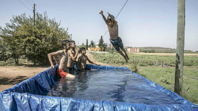 Çocukların traktör römorkunda havuz keyfi