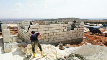 Dünya Şehit Çocukları Vakfından İdlib’e briket ev