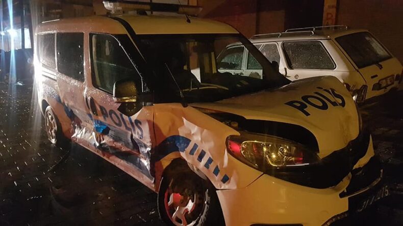 Reyhanlı’da mülteci taşıyan araç polis ekibine çarptı