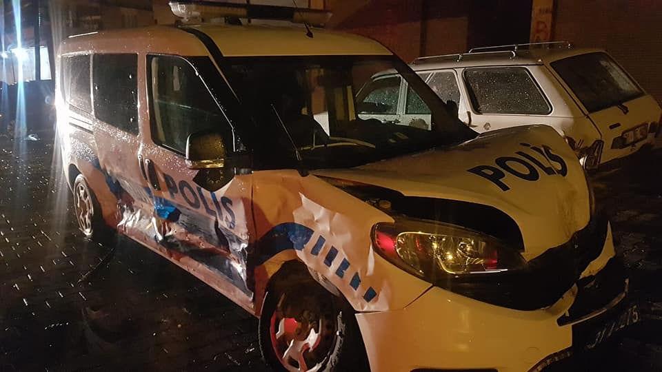 Reyhanlı’da mülteci taşıyan araç polis ekibine çarptı
