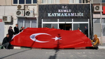 Kumlu HEM’de Mehmetçiğe hediye etmek üzere  Türk Bayrağı dikiliyor