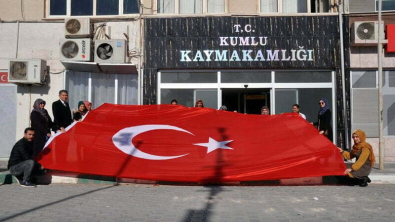 Kumlu HEM’de Mehmetçiğe hediye etmek üzere Türk Bayrağı dikiliyor