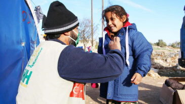 İHH, Suriye’de 4 bin çocuğa mont ve çizme dağıttı