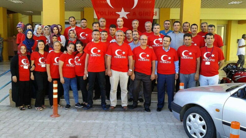 Hastalara Türk Bayraklı tişörtle hizmet verdiler