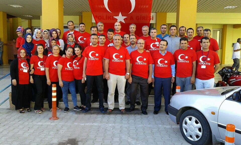 Hastalara Türk Bayraklı tişörtle hizmet verdiler