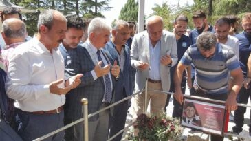 Başkan Şanverdi, Demokrasi Şehidimiz  Astsubay Ömer Halisdemir’i  Mezarı Başında Ziyaret Etti