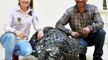 Babasını örnek aldı  Hurda parçalarından kaplumbağa heykeli yaptı